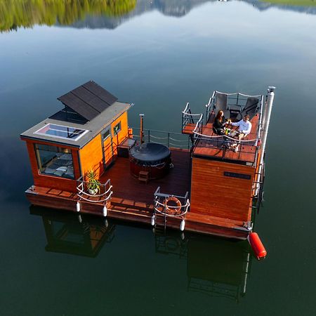 Готель Aquachill Houseboat & Wellness Ліптовски-Трновец Екстер'єр фото