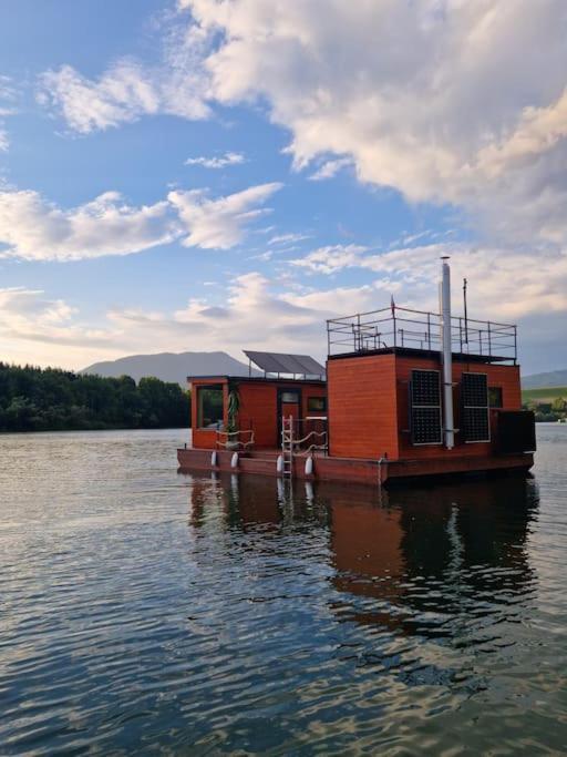 Готель Aquachill Houseboat & Wellness Ліптовски-Трновец Екстер'єр фото