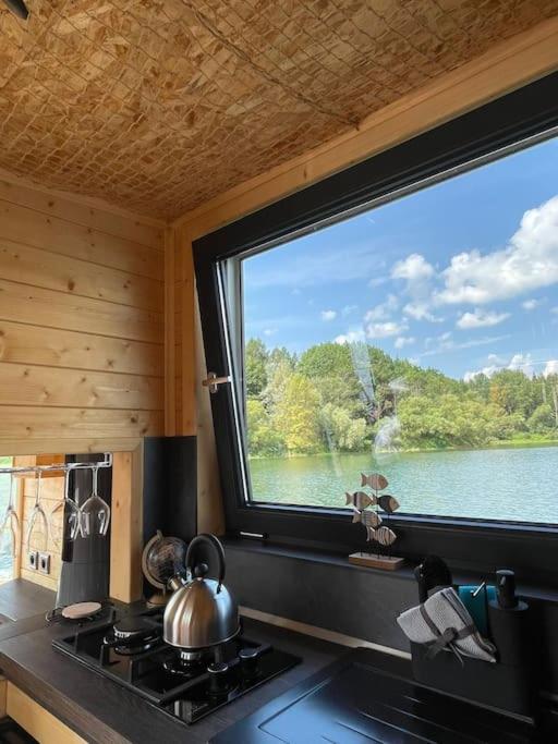 Готель Aquachill Houseboat & Wellness Ліптовски-Трновец Екстер'єр фото