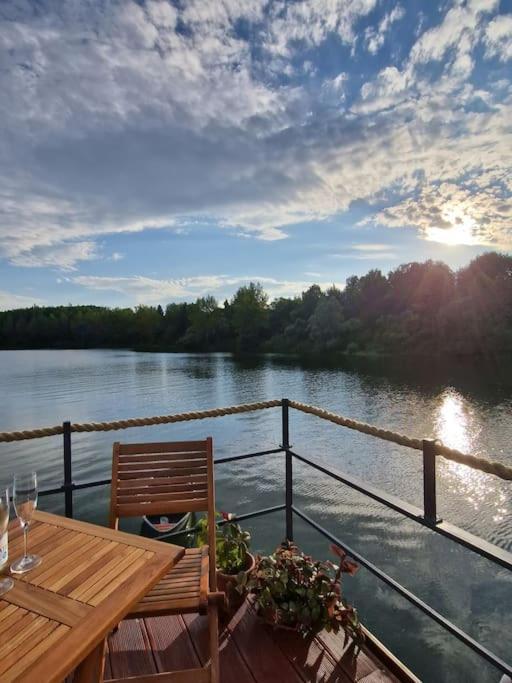 Готель Aquachill Houseboat & Wellness Ліптовски-Трновец Екстер'єр фото