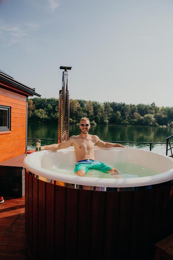 Готель Aquachill Houseboat & Wellness Ліптовски-Трновец Екстер'єр фото