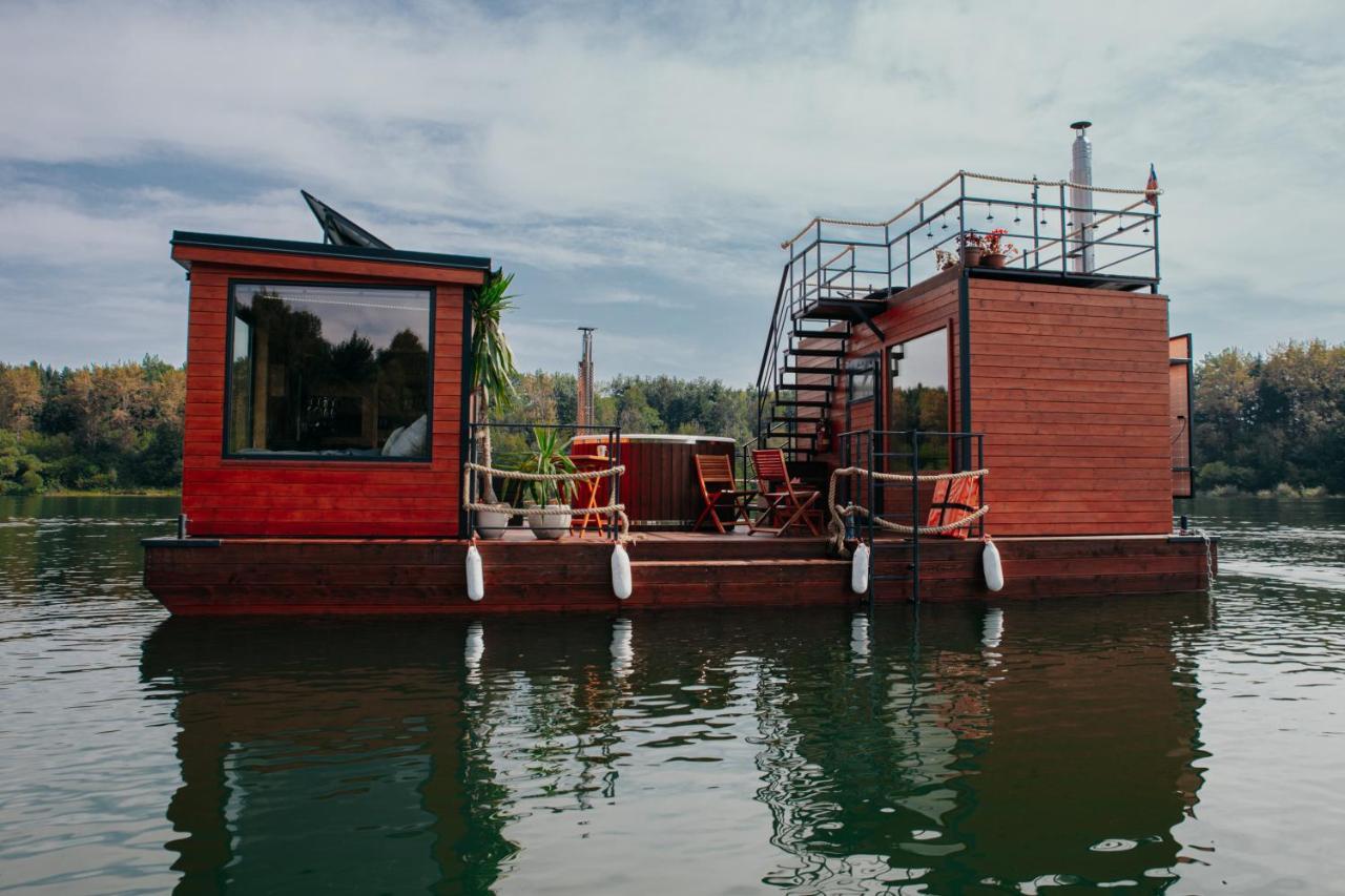 Готель Aquachill Houseboat & Wellness Ліптовски-Трновец Екстер'єр фото