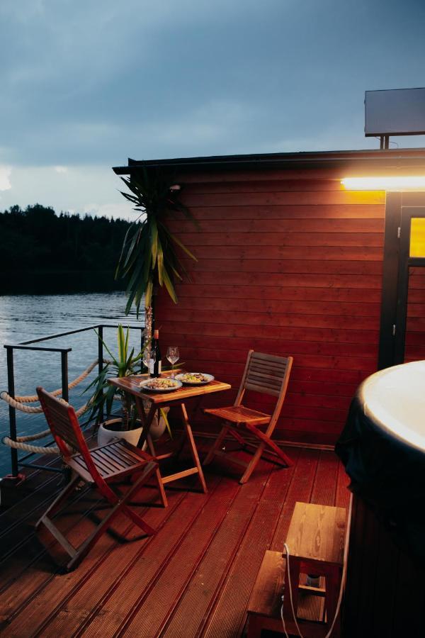 Готель Aquachill Houseboat & Wellness Ліптовски-Трновец Екстер'єр фото