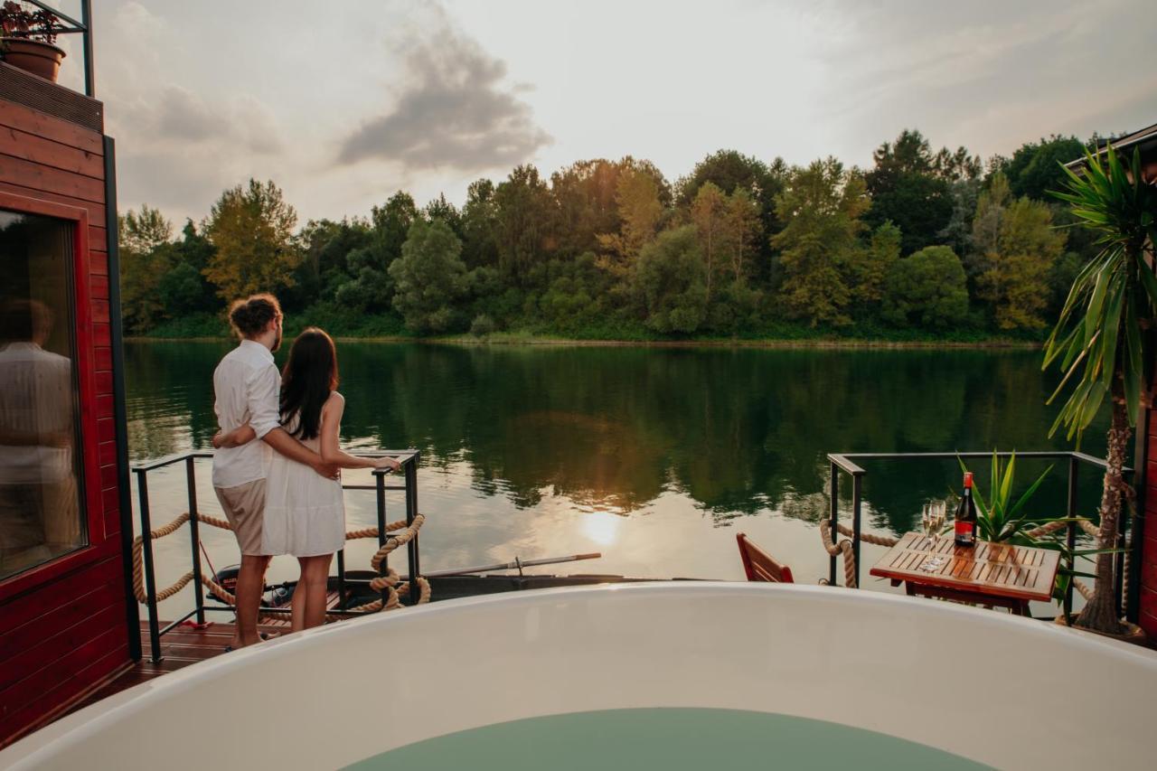Готель Aquachill Houseboat & Wellness Ліптовски-Трновец Екстер'єр фото
