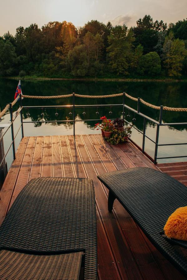 Готель Aquachill Houseboat & Wellness Ліптовски-Трновец Екстер'єр фото