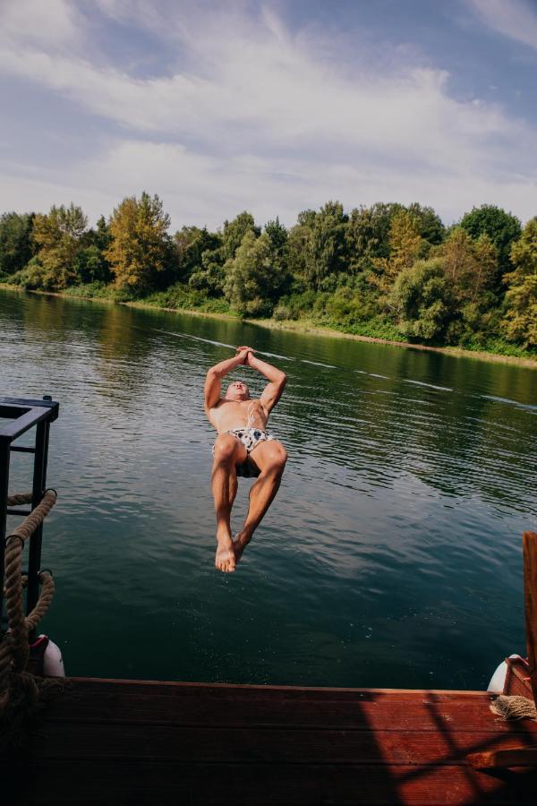 Готель Aquachill Houseboat & Wellness Ліптовски-Трновец Екстер'єр фото