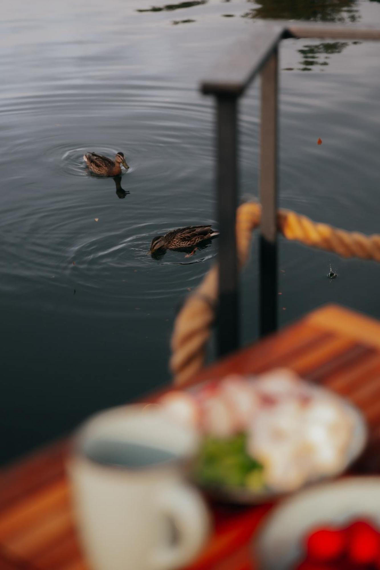 Готель Aquachill Houseboat & Wellness Ліптовски-Трновец Екстер'єр фото