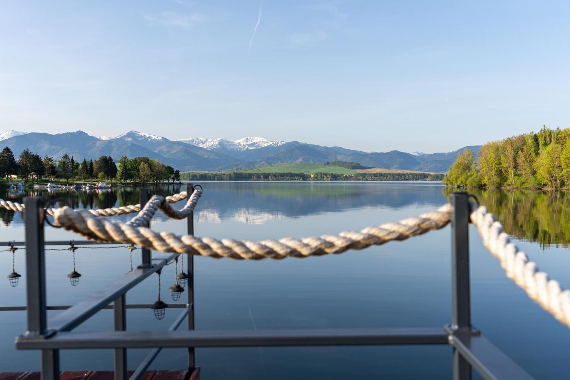 Готель Aquachill Houseboat & Wellness Ліптовски-Трновец Екстер'єр фото