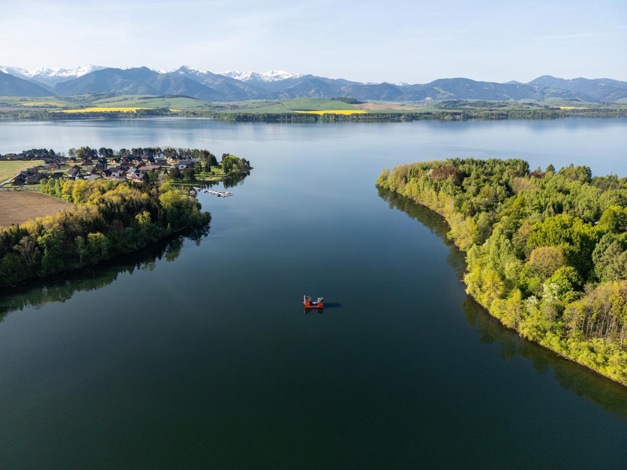 Готель Aquachill Houseboat & Wellness Ліптовски-Трновец Екстер'єр фото