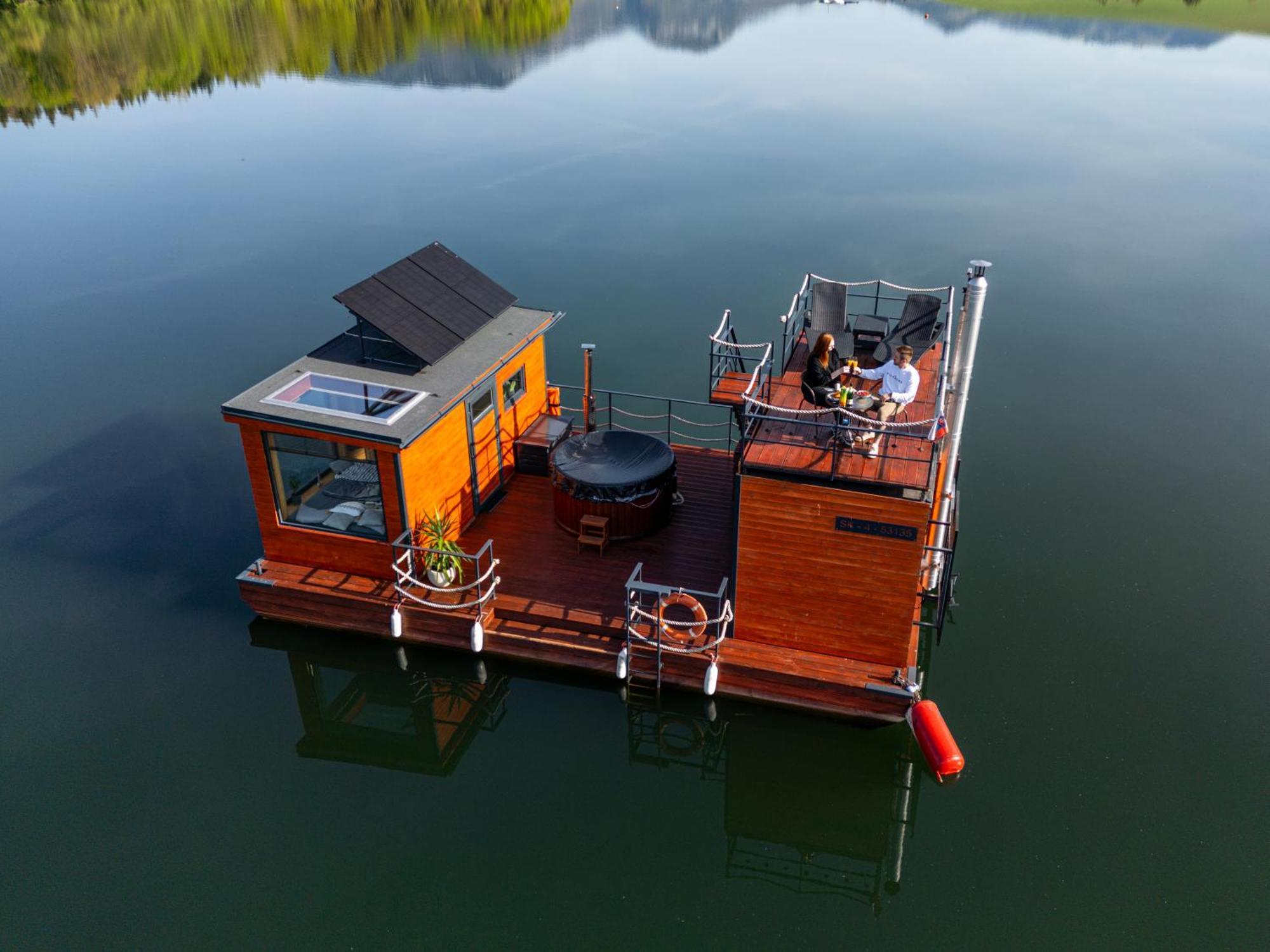 Готель Aquachill Houseboat & Wellness Ліптовски-Трновец Екстер'єр фото