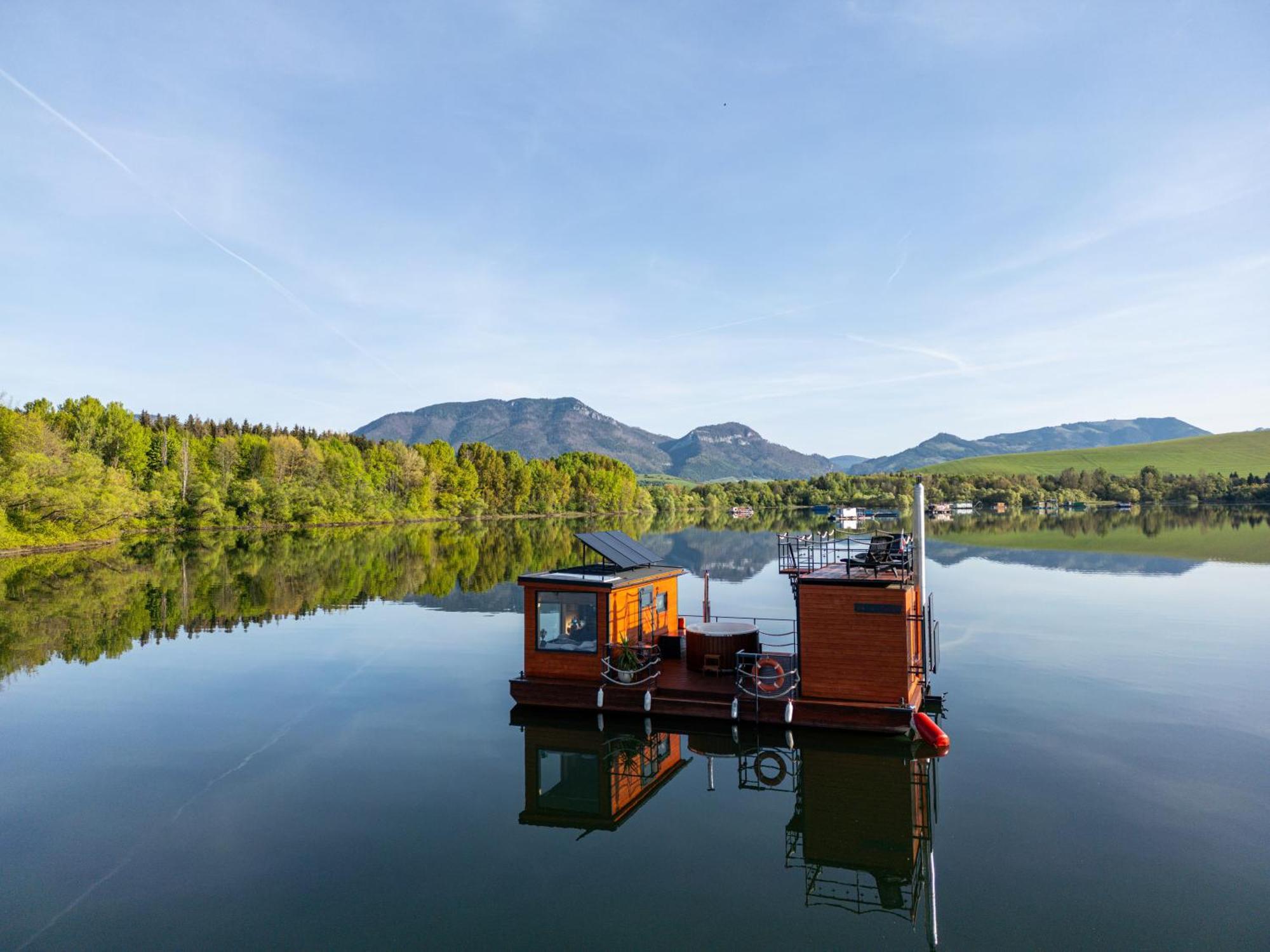Готель Aquachill Houseboat & Wellness Ліптовски-Трновец Екстер'єр фото