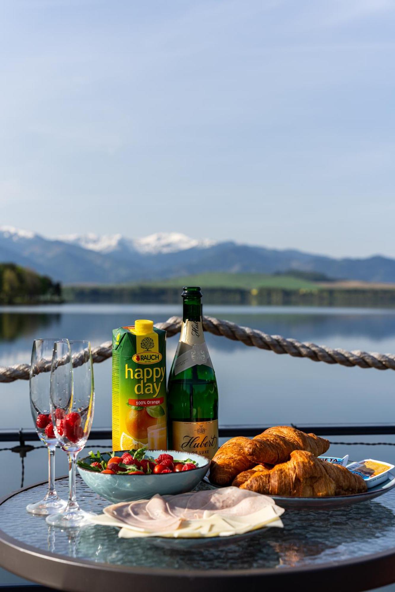 Готель Aquachill Houseboat & Wellness Ліптовски-Трновец Екстер'єр фото