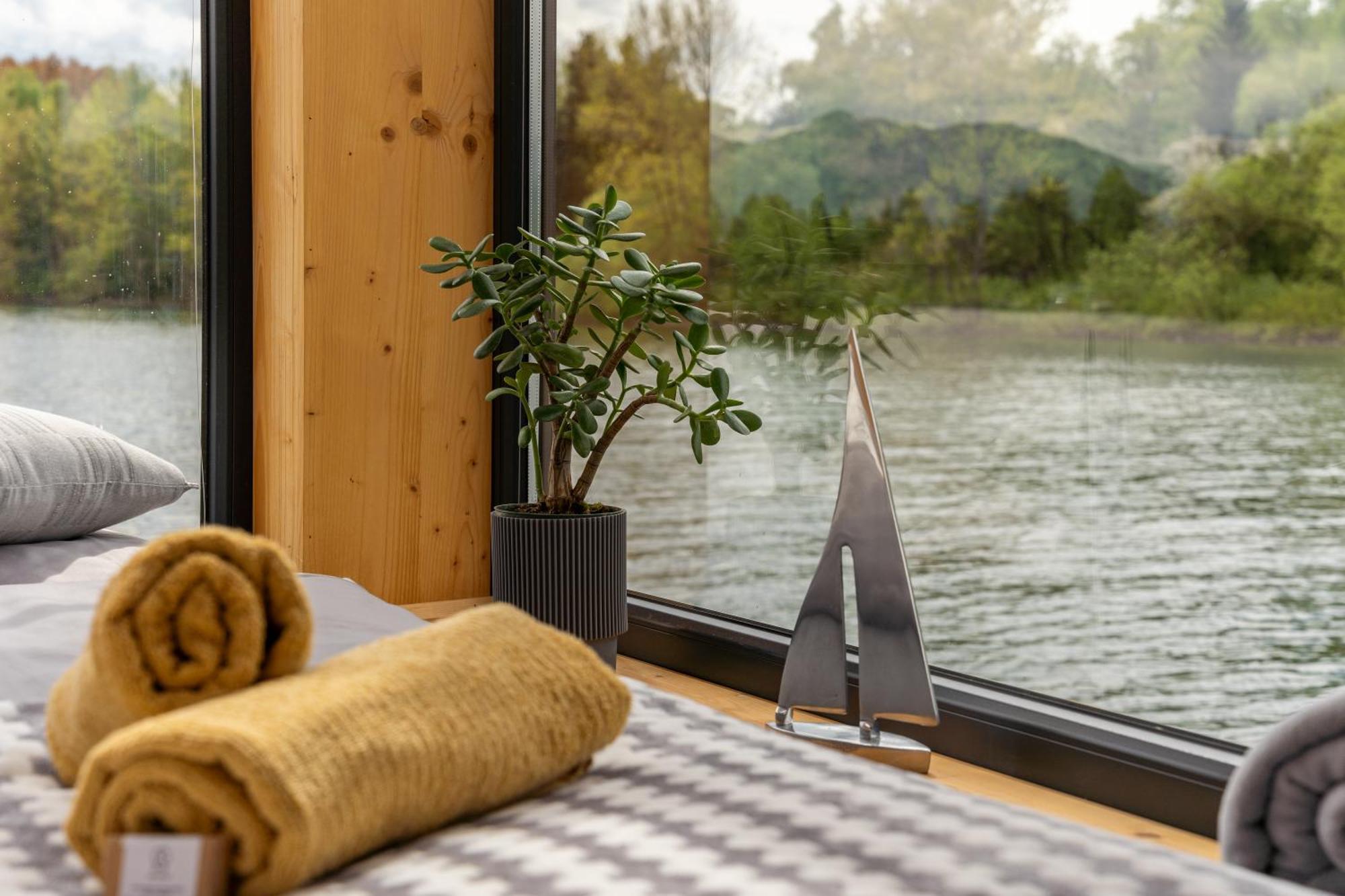 Готель Aquachill Houseboat & Wellness Ліптовски-Трновец Екстер'єр фото