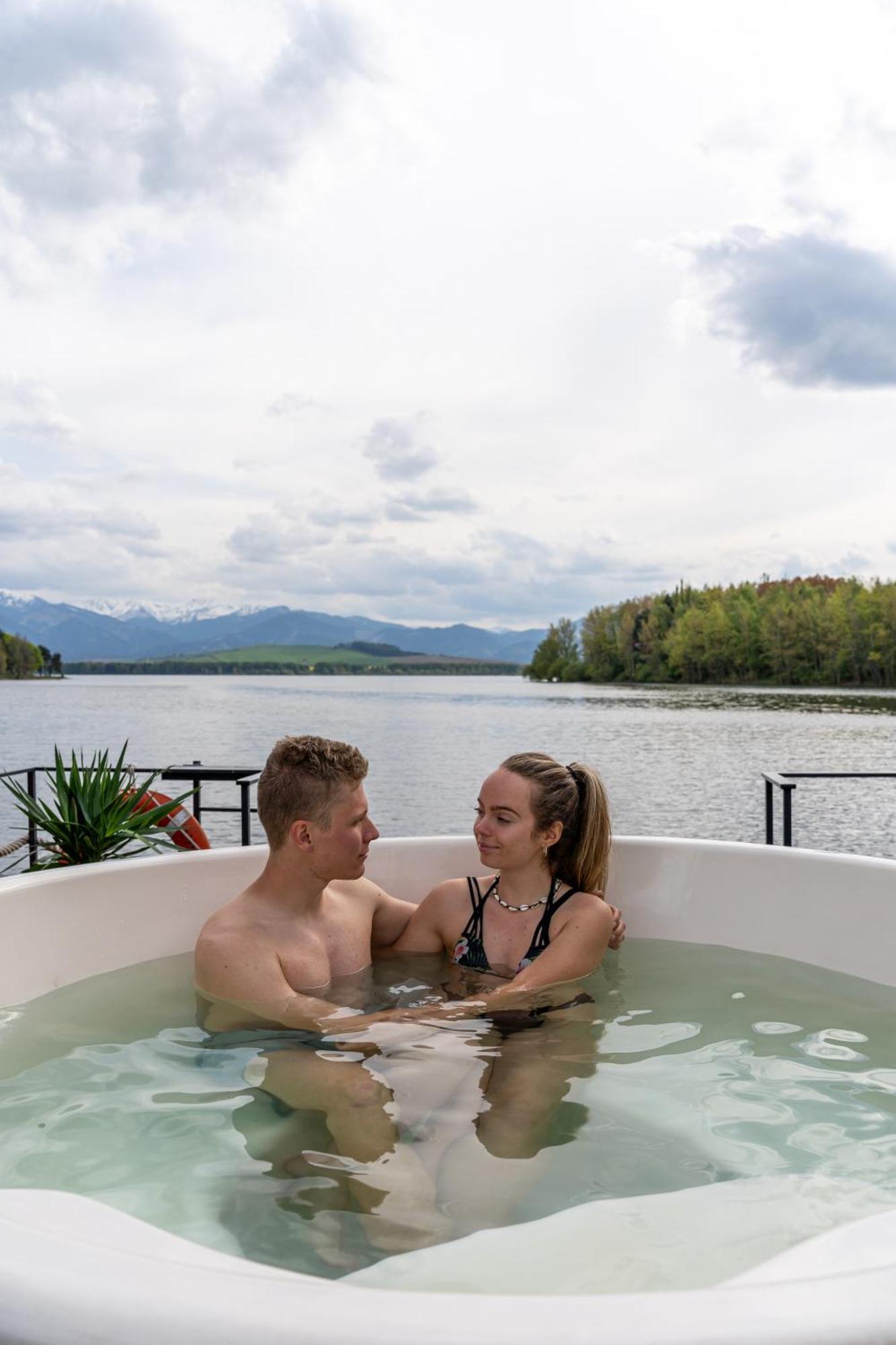 Готель Aquachill Houseboat & Wellness Ліптовски-Трновец Екстер'єр фото